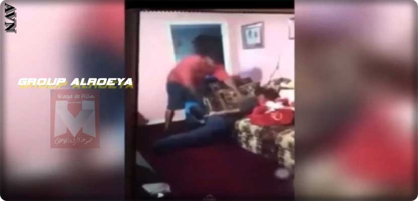 صورة من الفيديو لأمريكي يجلد ابنته ويحلق شعرها لهذا السبب