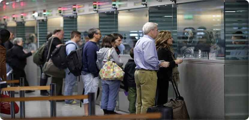 ينص القانون المدني الفرنسي على أن "الطفل الذي يغادر التراب الوطني دون مرافقة ولي أمره" يجب أن يحصل على "ترخيص خروج من الأراضي الفرنسية موقع من أحد الوالدين".