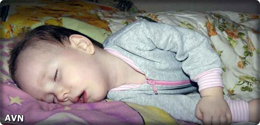 الرضيعة تشبه بطلة حكاية "Sleeping Beauty"، الشهيرة التي تغط في نوم عميق.