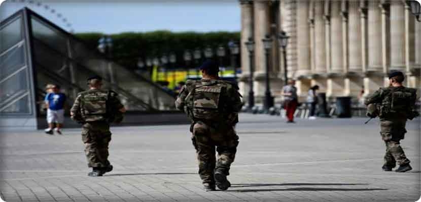 المهاجم الذي كان يحمل "ساطورا على الأقل وربما سلاحا ثانيا" اندفع نحو دورية من أربعة عسكريين ووجه تهديدات هاتفا "الله اكبر"